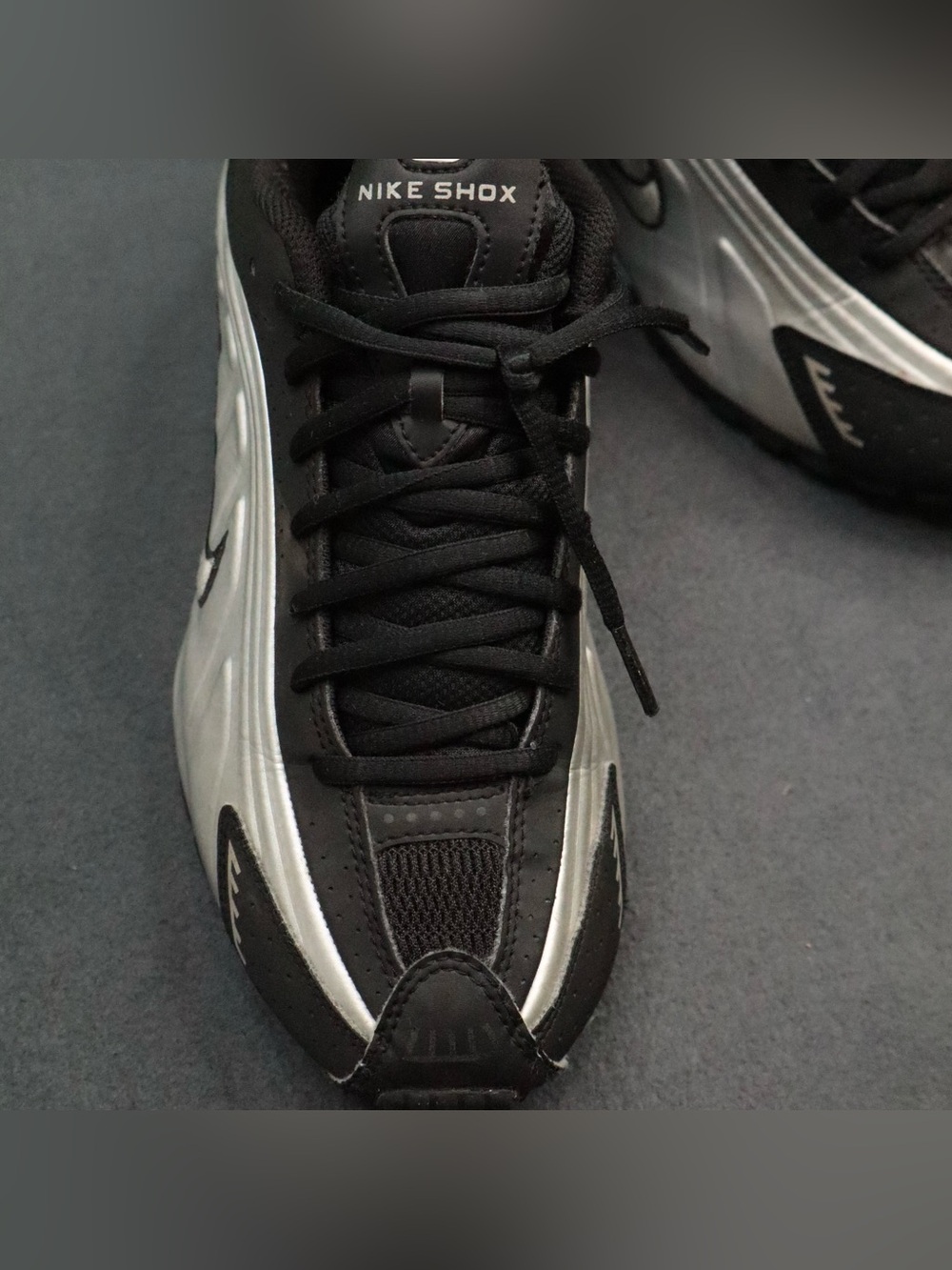 Nike Shox R4 Youth Size 7Y Womens 8.5 Metallic Silver Black Blue CW2626-004 - Picture 7 of 15